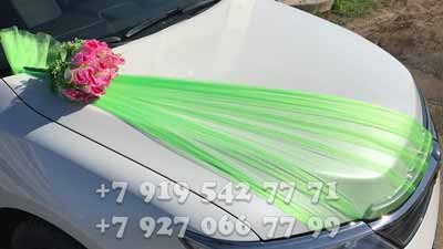 Зеленые свадебные украшения на машины