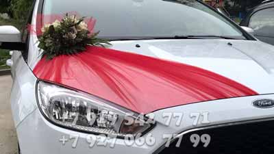 Красное украшение автомобилей на свадьбу