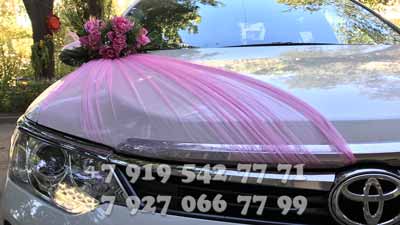 Розовое украшение автомобилей на свадьбу