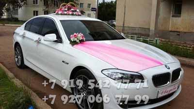 Розовые украшения BMW