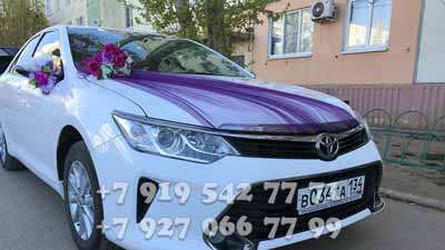 Свадебные автомобили украшенные фиолетовым